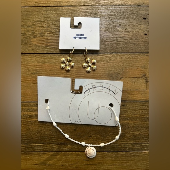 Urban Outfitters Bundle of Seashell necklace Gold flower/power earrings beach - Picture 4 of 7